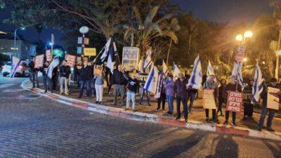 Дани Данон - Гилы Гамлиэль - Демонстрации за скорейшие выборы прошли возле домов министров - vesty.co.il - Израиль - Иерусалим