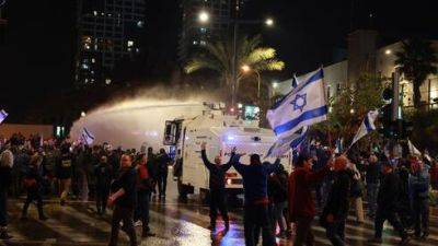 Моше Радман - Амир Хескель - Бурная демонстрация в Тель-Авиве: полиция применила водомет, 18 задержанных - vesty.co.il - Израиль - Тель-Авив
