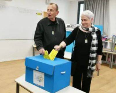 Рон Хульдаи - Рон Хульдаи, мэр Тель-Авива, и его жена Яэль уже проголосовали - mignews.net - Тель-Авив