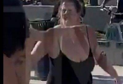 Обычный день на пляже Венис Бич: дама с дубинкой против обнаженной девушки - mignews.net