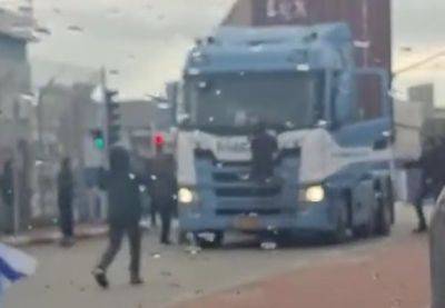 Видео: демонстранты бросались на грузовики с помощью для Газы - mignews.net