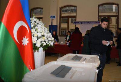Ильхам Алиев - Захид Орудж - Фуад Алиев - Рази Нуруллаев - Наблюдается наплыв избирателей на участках, созданных в школе №132-134 в Баку (ФОТО/ВИДЕО) - trend.az - Азербайджан - Президент
