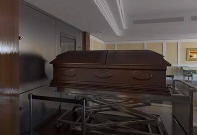 Внучке предложили грудные импланты бабушки после кремации - mignews.net