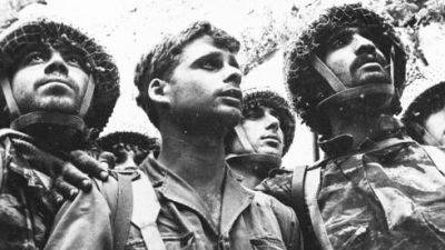 Неожиданное решение суда: вот кто десантник слева на историческом фото - vesty.co.il - Израиль - Тель-Авив