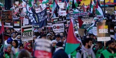 Мужчина с плакатом «ХАМАС – террористы» арестован во время лондонского пропалестинского марша (видео) - detaly.co.il - Израиль - Лондон - Англия - Хамас