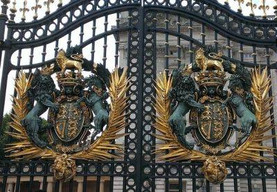 Мужчина врезался на автомобиле в ворота Букингемского дворца - mignews.net - Лондон