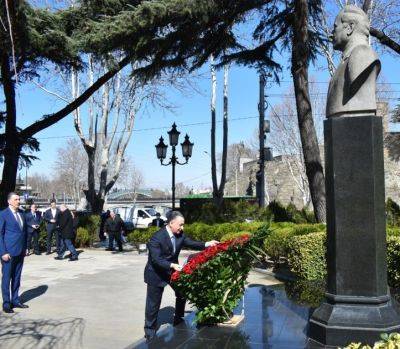 Гейдар Алиев - Рамиль Усубов посетил памятник великому лидеру Гейдару Алиеву в Тбилиси (ФОТО) - trend.az - Азербайджан - Грузия - Тбилиси