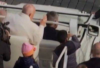 Франциск - Папа Римский остался без шляпы: видео - mignews.net - Рим