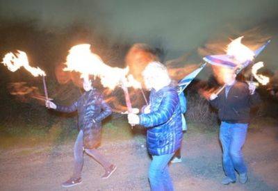 Биньямин Нетаниягу - В Кейсарии сотни людей с факелами идут к дому Нетаниягу - mignews.net