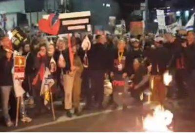 Демонстранты разожгли костер посреди дороги в Тель-Авиве: вызваны пожарные - mignews.net - Израиль - Тель-Авив - Сша