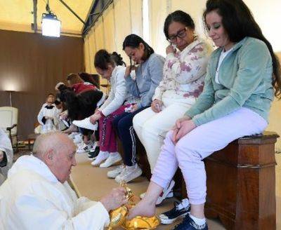 Папа Франциск омыл ноги 12 женщин-заключенных - mignews.net - Италия - Рим