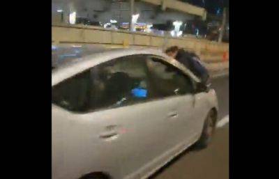 Во время протестов: автомобиль проехал с демонстрантом на Капоте по Аялон - mignews.net