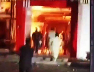 В Пакистане пропалестинские демонстранты подожгли KFC - mignews.net - Израиль - Палестина - Пакистан
