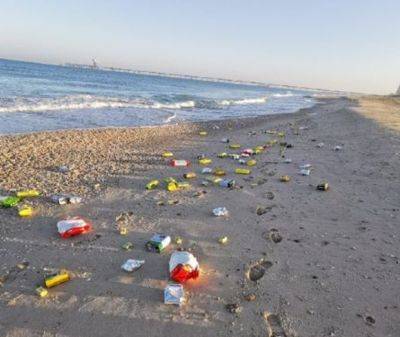 Пляж Зиким усеян мусором - это американская гуманитарка: фото - mignews.net - Сша - Иордания