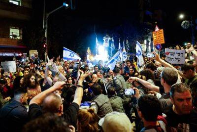 Биньямин Нетаньяху - Протестующие прорвались к резиденции Нетаньяху в Иерусалиме - news.israelinfo.co.il - Иерусалим