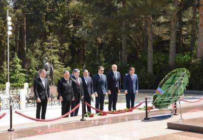 Гейдар Алиев - Грузинские парламентарии посетили могилу великого лидера Гейдара Алиева и Аллею шехидов (ФОТО) - trend.az - Азербайджан - Грузия