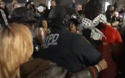 Полиция зачистила антиизраильскую "освобожденную зону" в университете Нью-Йорка - mignews.net - Нью-Йорк - Нью-Йорк