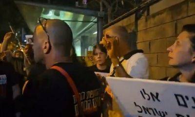 Протестующие на Каплан бросали "кровавые питы" в Кирию - mignews.net - Тель-Авив