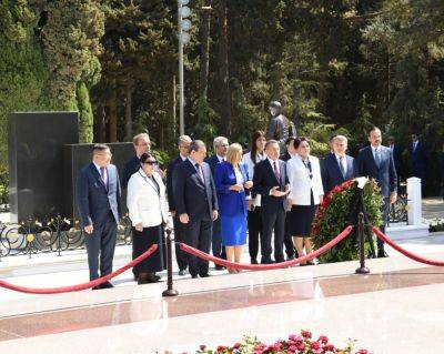 Гейдар Алиев - Самед Сеидов - Делегации парламентов тюркских государств посетили Аллею почетного захоронения и Аллею шехидов (ФОТО) - trend.az - Азербайджан