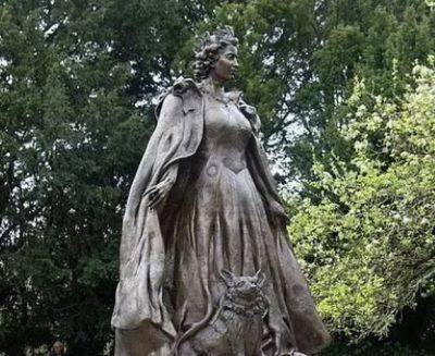 Елизавета II (Ii) - В Англии появился первый памятник Елизавете II - mignews.net - Англия