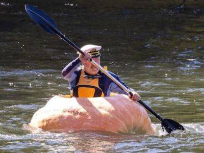 Австралиец сплавляется по реке в лодке из гигантской тыквы - mignews.net - Австралия