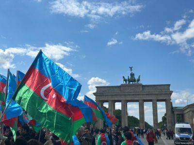 В Берлине проходит акция солидарности азербайджанцев (ФОТО/ВИДЕО) - trend.az - Германия - Азербайджан - Берлин