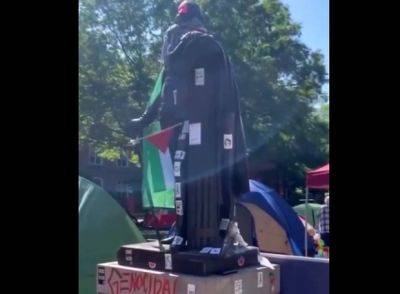 Джордж Вашингтон - Поклонники ХАМАСа испоганили статую Джорджа Вашингтона в университете Вашингтона - mignews.net - Вашингтон - Washington - Вашингтон - Washington - Хамас