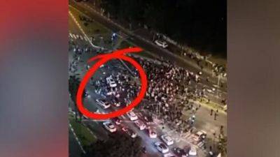 Видео: сбил пятерых протестующих в Тель-Авиве на глазах у полиции - vesty.co.il - Израиль - Тель-Авив