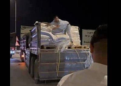 Израильтяне сбрасывают гуманитарную помощь с грузовиков направляющихся в Газу - mignews.net