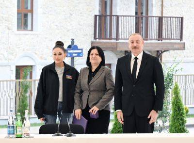 Ильхам Алиев - Мехрибан Алиева - Президент Ильхам Алиев вручил ключи от квартир первым жителям, переселившимся в Шушу (ФОТО) - trend.az - Азербайджан - Президент