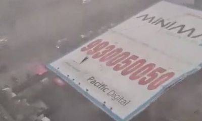 Огромный рекламный щит упал во время непогоды: есть погибшие и раненые - mignews.net - Мумбаи