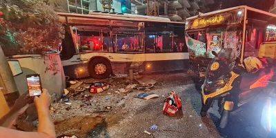Два автобуса столкнулись в Тель-Авиве. Результат: один погибший, семь пострадавших - detaly.co.il - Тель-Авив