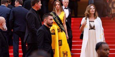 На Каннском кинофестивале выжившая 7 октября появилась в желтом платье с лицами заложников - detaly.co.il - Jerusalem - Франция