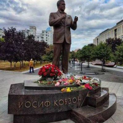 Иосиф Кобзон - QR-коды на памятнике Кобзону вели в наркошоп - mignews.net - Москва
