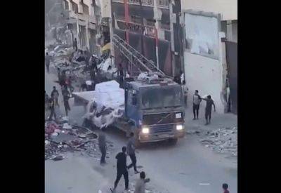 Видео: грузовик с гуманитарной помощью сбил мародера в Газе и не остановился - mignews.net