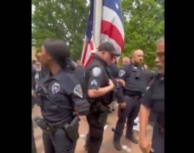 Видео: американский полицейский плюет на палестинский флаг - mignews.net - Палестина - штат Северная Каролина