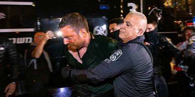 Полицейские незаконно снимают демонстрантов на мобильные телефоны - detaly.co.il - Израиль