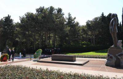 Гейдар Алиев - Делегация Турции посетила могилу великого лидера, Шехидляр хиябаны и мемориал турецким воинам (ФОТО) - trend.az - Турция - Азербайджан