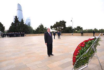 Эмомали Рахмон - Эмомали Рахмон посетил Аллею шехидов в Баку (ФОТО) - trend.az - Азербайджан - Таджикистан - Президент