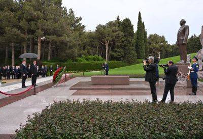 Эмомали Рахмон - Гейдар Алиев - Зарифа Ханым Алиева - Президент Таджикистана посетил могилу великого лидера Гейдара Алиева (ФОТО) - trend.az - Азербайджан - Таджикистан - Президент