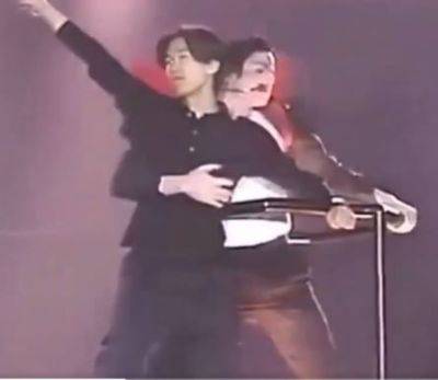 Майкл Джексон - В 1996 году во время концерта в Сеуле к Майклу Джексону на кран забрался фанат - mignews.net