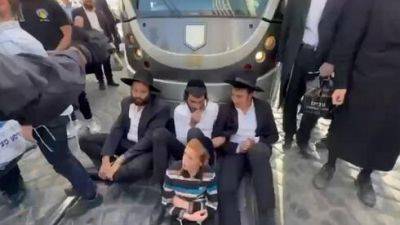 Видео: десятки ортодоксов перекрыли движение в центре Иерусалиме - vesty.co.il - Израиль - Иерусалим