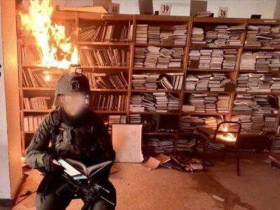 В соцсетях появились фотографии солдата ЦАХАЛа, стоящего на фоне горящих книг в университете «Аль-Акса» в Газе - nikk.agency - Израиль