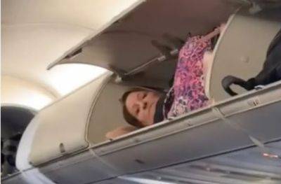 Женщину обнаружили спящей в самолете в верхних багажных отсеках в салоне - mignews.net