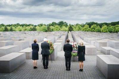 Бриджит Макрон и Эльке Бюденбендер смеялись на Мемориале жертвам Холокоста - mignews.net - Германия - Франция - Берлин - Президент
