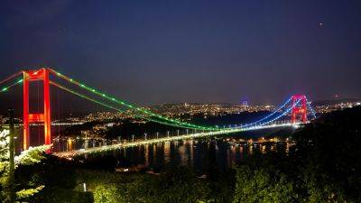 Абдулкадир Уралоглу - Стамбул, окрашенный в цвета азербайджанского флага, этой ночью выглядит еще прекраснее - министр (ФОТО) - trend.az - Турция - Стамбул - Азербайджан