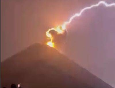 Видео дня: удар молнии в вулкан в Гватемале - mignews.net - Вашингтон - Гватемала - Республика Гватемала