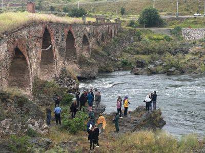 Норвежские путешественники ознакомились с Худаферинским мостом (ФОТО) - trend.az - Армения - Азербайджан - Норвегия