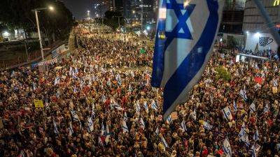 Биньямин Нетаньяху - В Тель-Авиве тысячи манифестантов потребовали заключить соглашение с ХАМАС о возвращении заложников - ru.euronews.com - Израиль - Палестина - Тель-Авив - Каир - Хамас
