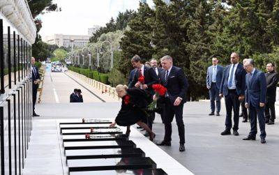 Роберт Фицо - Премьер-министр Словакии посетил Аллею шехидов (ФОТО) - trend.az - Азербайджан - Словакия - Баку